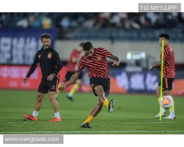 广州恒大与泰山鲁能激战正酣谁将赢得这场中超巅峰对决 广州恒大与泰山鲁能激战正酣谁将赢得这场中超巅峰对决